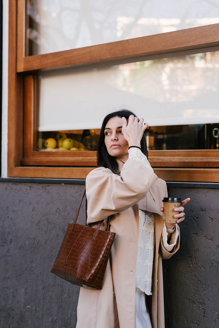 bolso piel cocodrilo nara marron modelo street 3