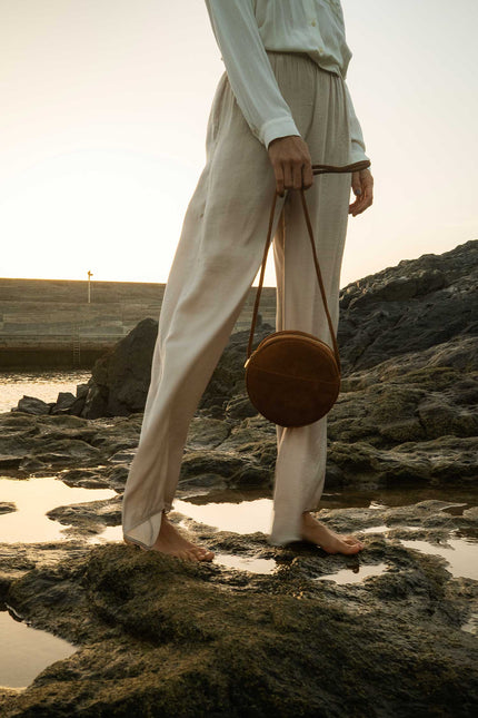bolso nenufar, color marron ante, piel vacuno ante, bolso pequeño redondo, sesion de fotos terra 2025