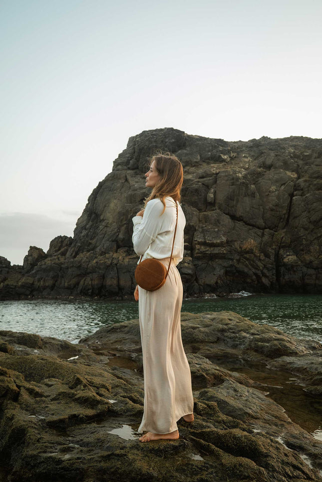 bolso nenufar, color marron ante, piel vacuno ante, bolso pequeño redondo, sesion de fotos terra 2025