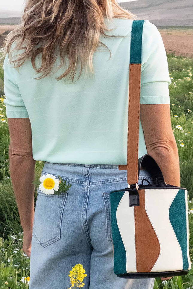 bolso de piel tambour organico esmeralda foto modelo flores paisaje fuerteventura 1