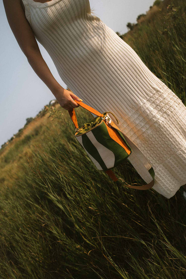 bolso tambour organico naranja oxido ante, verde hoja napa, crema napa, sesion fotos late summer, bolso mediano 2025