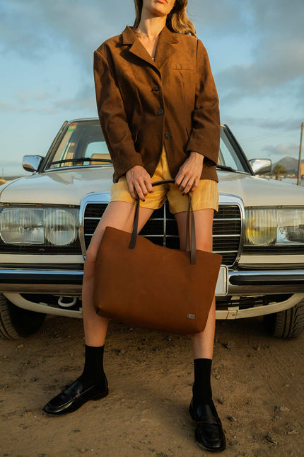 bolso sargazo color marron piel nobuck vacuno, bolso grande, sesion fotos terra