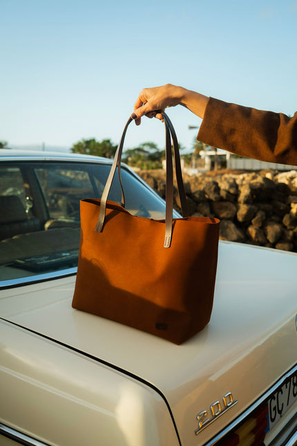 bolso sargazo color marron piel nobuck vacuno, bolso grande, sesion fotos terra