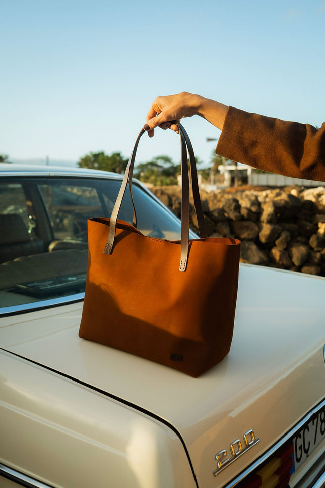 bolso sargazo color marron piel nobuck vacuno, bolso grande, sesion fotos terra