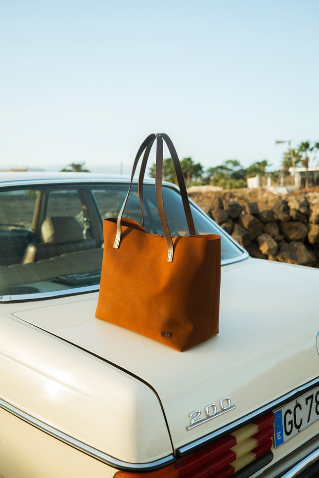 bolso sargazo color marron piel nobuck vacuno, bolso grande, sesion fotos terra