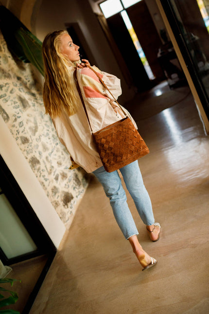 bolso sumire color ante vacuno marron, bolso trenzado mediano, sesion fotos casa majorera diseño 2025