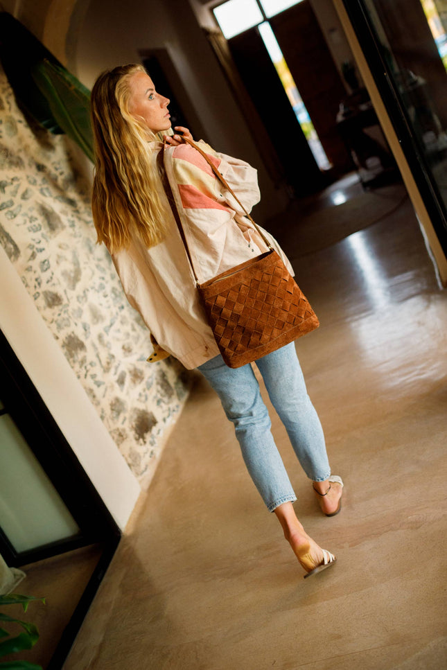 bolso sumire color ante vacuno marron, bolso trenzado mediano, sesion fotos casa majorera diseño 2025