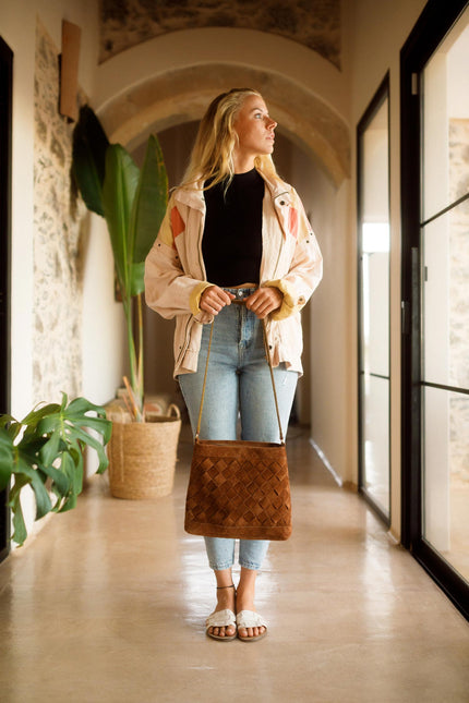 bolso sumire color ante vacuno marron, bolso trenzado mediano, sesion fotos casa majorera diseño 2025