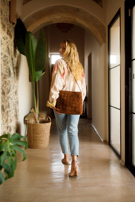 bolso sumire color ante vacuno marron, bolso trenzado mediano, sesion fotos casa majorera diseño 2025