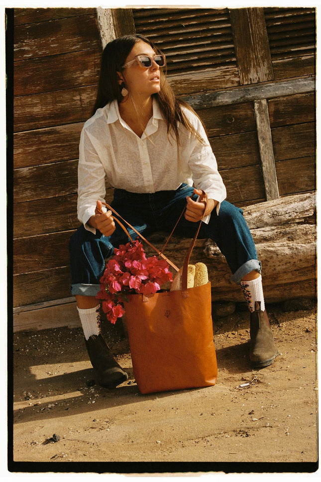 tote bag piel de cabra curticion vegetal, bolso grande, sesion de fotos analogicas 2022