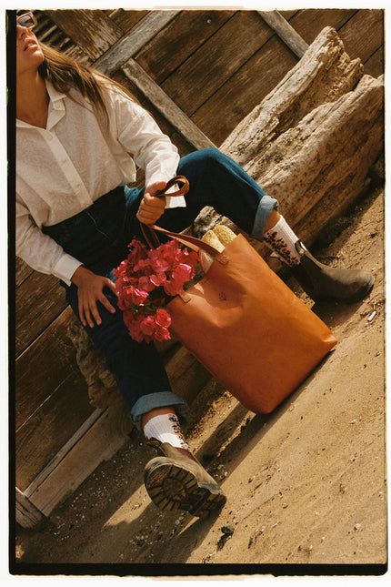 tote bag piel de cabra curticion vegetal, bolso grande, sesion de fotos analogicas 2022