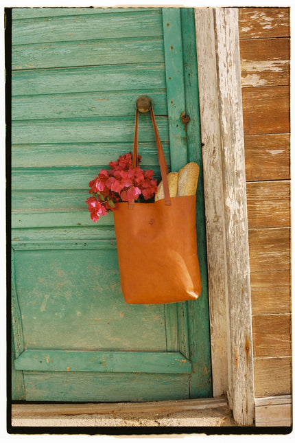 tote bag piel de cabra curticion vegetal, bolso grande, sesion de fotos analogicas 2022