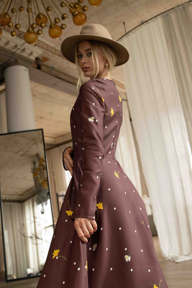 Flattering fit-and-flare midi dress in brown with floral polka dot details, combining vintage charm and comfort.
