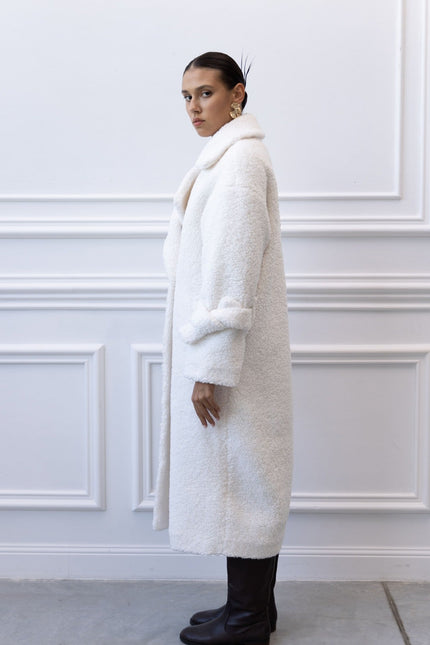 BÚDZIKO | MILKY-WHITE LONG TEDDY COAT