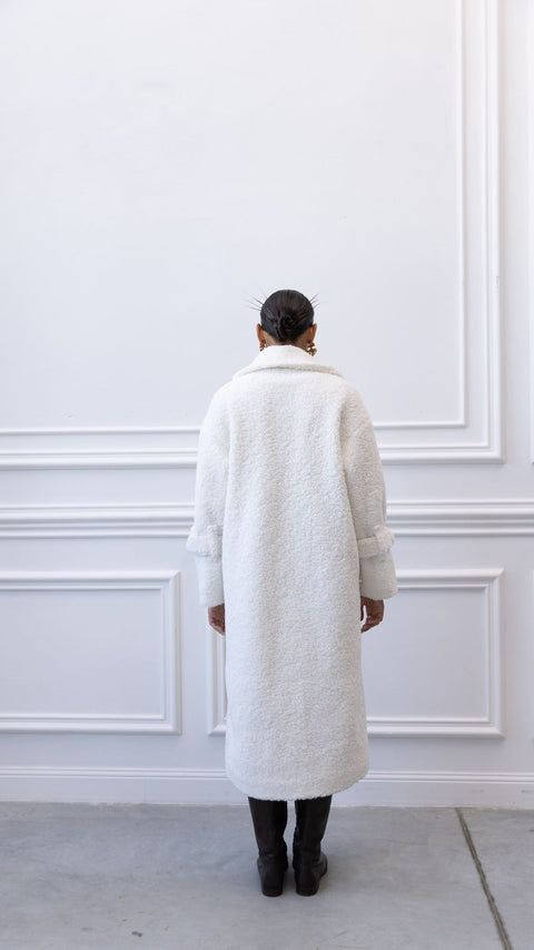 BÚDZIKO | MILKY-WHITE LONG TEDDY COAT