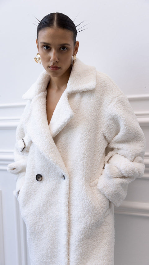 BÚDZIKO | MILKY-WHITE LONG TEDDY COAT