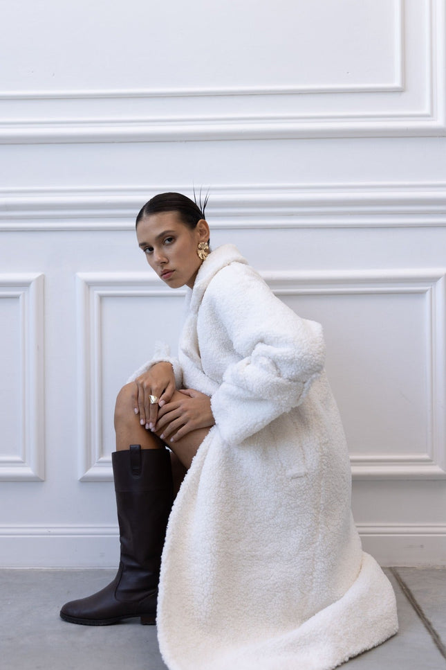 BÚDZIKO | MILKY-WHITE LONG TEDDY COAT