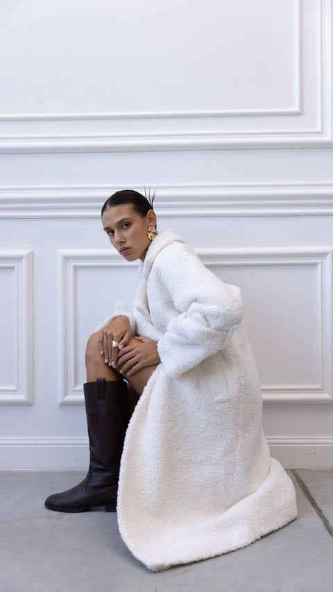 BÚDZIKO | MILKY-WHITE LONG TEDDY COAT