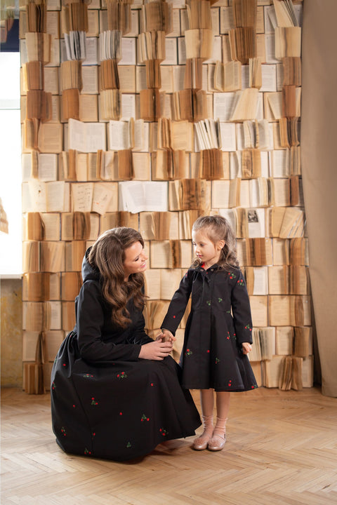 RainSisters | Dziewczęcy czarny płaszcz z nadrukiem w czerwone truskawki 'Wild Strawberry'