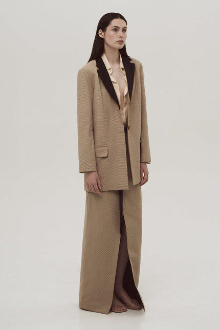 Oversize jacket with upcycling collar of Burberry wool

primirai