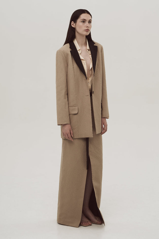 Oversize jacket with upcycling collar of Burberry wool

primirai